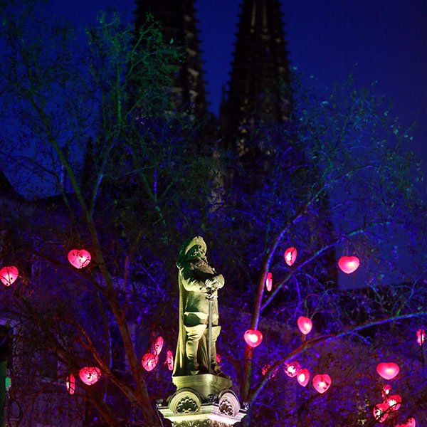 Illuminated Jan von Werth fountain in front of the ‘tree of hearts’ at Alter Markt